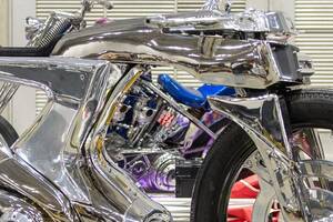 ベースは“ホンダ”の「スープラ」!? ツイン化したカブ系エンジンにフルメタルボディ！ 芸術的カスタムマシンに迫る