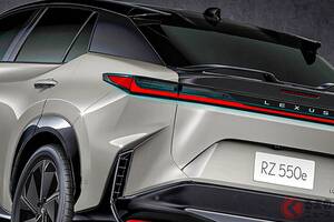 レクサスが新型「クーペSUV」登場へ！ 初の“超”斬新ハンドル×“MT”風「8速ギア」で一体感がスゴい！ 400馬力超えの俊足モデル「新型RZ」マイチェンモデルで「どう変わった」!?