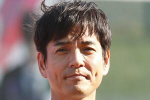 3児の父「沢村一樹」が“愛車”の「高級ミニバン」を公開!? 「イケメンすぎます！」「本当にかっこいい」声も！ イケおじ俳優の「トヨタ車」とは