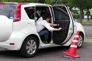 強風時の「車ドア事故」が急増する理由──時速140kmの猛烈な風が引き起こす横転、JAF実験が示す開閉不能の危機とは