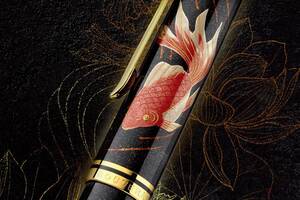 日本では富や幸運の象徴となる「金魚」がモチーフに!? 180年以上の歴史を誇る筆記具ブランドが作る日本国内“25本限定”の万年筆とは