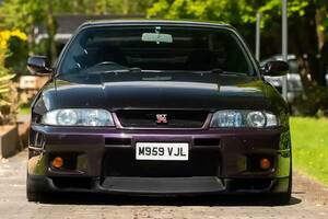スモーキー永田が手掛けたR33型日産「スカイラインGT-R」が800万円で落札