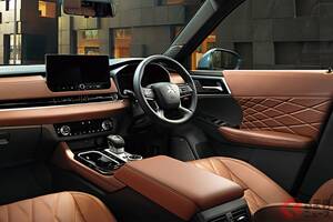 三菱の新「“4WD”クロスオーバーSUV」発売！ 他にはない「豪華内装」採用の“3列7人乗り”仕様がスゴイ！ 「デザイン刷新」で利便性も進化！ “快適機能＆安全装備”が充実の「アウトランダーPHEV」最高級モデルとは？