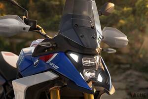 どこへも手軽に行けちゃう万能さがいいね！ BMW新型「F450 GS」市販版が初公開 クラッチ操作不要の新技術を搭載した軽量アドベンチャー