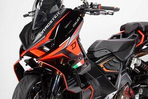 価格約177万円！ イタルジェット「“新”スポーツスクーター」登場！ 6速ミッションに並列2気筒エンジン搭載「ドラッグスター459ツイン」イタリアで発表