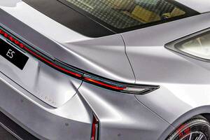 7年ぶり全面刷新！ レクサス新型「“4ドア”セダン」発売！ 340馬力超え「スポーティモデル」＆高性能4WD仕様もアリな「8代目」ES豪州にも登場