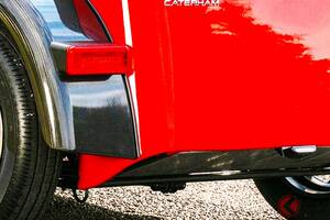 新車“800万円”超えの「軽自動車」進化して実車展示へ！ パワフルな「660ccターボエンジン」搭載した“超高級な軽スポーツ”に注目！ 全長3.1mで「めちゃ高性能」な新型「セブン170R Cup」公開！