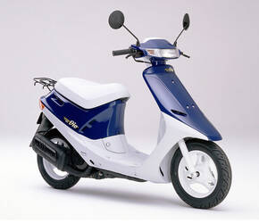 「スクーター界のカローラ」!? 多彩すぎる派生モデルはベースがすごいから！ 9年ぶり“原付免許OKモデル”も登場のホンダ「ディオ」を振り返る