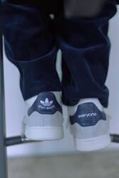 アディダス オリジナルスとeveryoneの初コラボレーションは、洗練されたミニマリズムが魅力