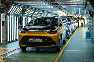 トヨタ『アイゴX』改良新型、欧州Aセグ初のフルハイブリッド生産開始…「GRスポーツ」も設定