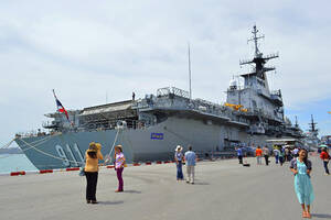 SNS映え観光地と化した「現役空母」がまさかの復活へ!? 近代化改修で驚くべき姿に！ タイの「チャクリ・ナルエベト」