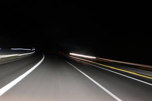 地方に行くと高速道路が「暗い」のは「クルマも少ないしガマンせい」じゃなかった！　照明を設置する基準とは？