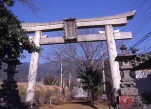 事故多発!? 神奈川の「道路の真ん中にある神社」が工事で見納め 車線と車線の間に鳥居が鎮座 いつからこうなった!? 拡幅で珍風景も消滅
