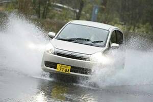 雨の日、タイヤは大丈夫？ 溝が浅くなったら要注意！ ハンドルもブレーキも効かない「ハイドロプレーニング現象」に陥らないためになすべきことは？