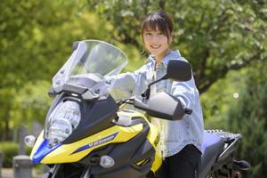 バイクでの長距離移動が苦手なライダーに是非乗って欲しい！ スズキ「Vストローム650XT」は楽ちんな乗り味が魅力の大型アドベンチャー