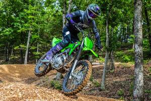 カワサキの競技用オフロードバイク「KLX230R」がフルモデルチェンジ！ エンジンの扱いやすさと足つき性が向上した新型の魅力とは
