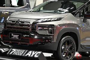 三菱の「斬新SUVミニバン」に注目！ 全長4.6mの“ちょうどいいサイズ”で7人乗れる！ 全身ブラックコーデ＆“スライドドアじゃない”「エクスパンダーHEV PLAY」タイ仕様とは？