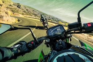 やっぱ風を身体で感じるのはバイクの醍醐味だよね！ 「ネイキッドバイク」ってなぜ不動の人気？ ネイキッドならではの魅力とは