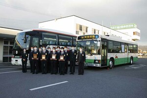 狭いクランクをポールギリギリで通過するバス運転手はまさに神技！ 奈良交通の進化したバス安全運転研修会を見た