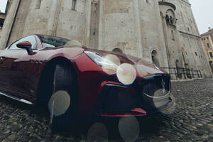 その名は「メッカニカ・リリカ」。マセラティ、グラントゥーリズモ／グランカブリオのモデナ帰還を祝う「オペラ」融合の壮麗なワンオフを発表