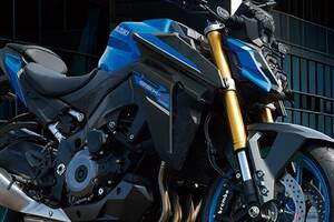 ボディカラーと同色のホイールとマットブラックのシュラウドでスポーティさ強調!!「アグレッシブかつ前衛的なデザイン」のスズキ「GSX-S1000」2026年モデルを発表