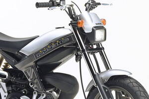 こ、これが「スクーター」だというのか!? 常識をバッサリ捨て去ったスズキの「類を見ない原チャリ」ストリートマジックのスゴさ