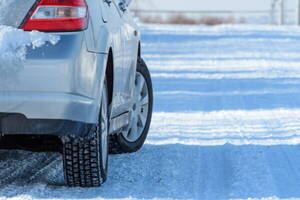 スタッドレスって何が“レス”なんですか？ ほぼ見なくなった“対義語のタイヤ” 別の名前のほうがいいんじゃ…？