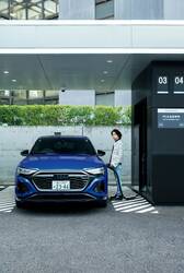 片岡千之助×アウディQ8 e-tron──今月の一台