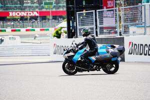 カワサキモータース、水素バイクのデモ走行　ニンジャH2 SXをベースに開発