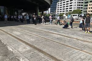 廃止された路面電車の線路が舗装の下から出てきた！　東京白鳥橋で10月16日まで公開