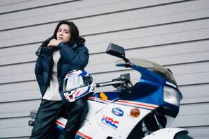 俳優・飯島寛騎の「あの“絶版旧車”に乗りたい！」──Vol.13 ホンダNS400R