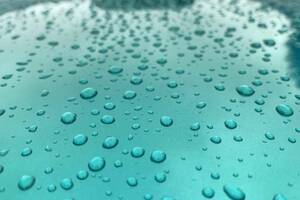 雨上がりの水滴はクルマのボディの天敵です…日射しが強い日はとくに塗装にダメージを与えてしまうので早めの拭き上げをオススメする理由を解説します