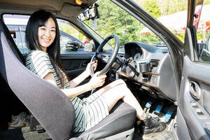 彼女の初めての愛車スズキ「アルトワークス」は父に勧められて…「ヘッドカバーは1週間かけた手磨き、過保護中の過保護です」