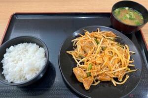 【PA飯】おそらく定番の「ホルモン炒め定食」はご飯がススム！　でも何かが足りない？　これも企業努力か