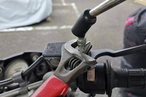 バイクには回す向きが反対のボルトがある!? 「逆ネジ」が採用される理由とは