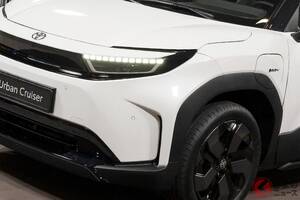 【ドイツ】約486万円！ トヨタ新型「アーバンクルーザー」発表！ 全長4.3mの“ちょうどいいサイズ”×シャープなサメ顔がカッコいい！ 新たな「小型SUV」25年後半に発売