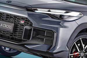【オーストラリア】トヨタ新型「カローラ“クロス”」公開！ “レクサス顔”に顔面刷新＆斬新「大口顔」の「スポーティモデル」追加！ 大刷新の「コンパクトSUV」登場