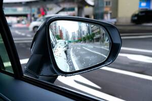 ドアミラー「駐車時はきちんと畳む」本当に義務なの？ 畳んでないクルマは「ルール違反」なのか 実は意外な「折り畳み式の理由」があった