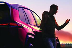 トヨタ「新型RAV4」世界初公開へ！ 大型ウイングの「“GR”モデル!?」＆“本格オフロード仕様”など「3つの異なるデザイン」確定！ 7年ぶりに全面刷新となる「ミドルSUV」の気になる仕様とは？