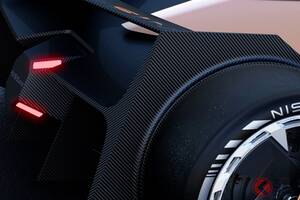 日産の斬新「四駆スポーツカー」がスゴイ！ 流麗ボディに“大型ウイング＆大径タイヤ”装備の「1人乗り」仕様！ まさかの“屋根なし”で開放感もイイ！ SUVじゃない謎の「アリア」とは？