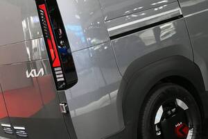 新型「全長4.7m“ちょうどいい”ミニバン」日本初公開！ めちゃ広ッ荷室に「観音開きドア」仕様も！ “2026年春発売”の「2つの異なるボディタイプ」を持った万能モデル！ 起亜「PV5」って？