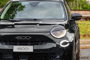 レトロでシックな内外装がカワイイ！ フィアット「600ハイブリッド」で初、“黒のボディカラー”をまとった限定車が登場