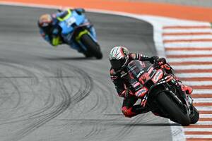 ベッツェッキ3勝目！　アプリリアがワンツーで躍進シーズン締めくくる。小椋転倒リタイア｜MotoGPバレンシア決勝