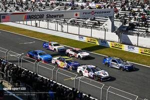 6台のNASCARマシンが富士スピードウェイでゼロ距離＆ド派手ショーラン。モリゾウとグラス駐日米国大使がフォードで先導