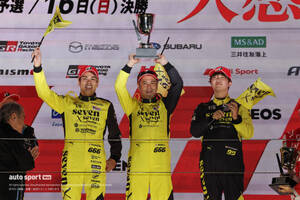 スーパー耐久参戦初年度で5戦4勝を挙げチャンピオン。seven x sevenポルシェの大活躍にドライバーも喜び