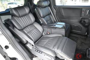 ホンダ「新オデッセイ」発売！ 快適すぎる“大型ロールサンシェード”標準搭載！ めちゃ青く光る車内イルミがスゴい！ 7人乗り「上級ミニバン」のラグジュアリーなドレスアップとは！