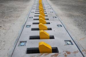 「あなたは逆走」誤進入車に“グサッとくる”物理対策ついに導入へ 高速道路188か所で重点整備