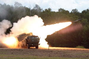 HIMARSそっくり!? 韓国が新型「トラック搭載ロケット砲」を開発 その狙いは？ 無人車両化も視野か