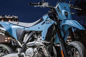 価格は約120!! 話題を集めるスズキの新型スーパーモタード「DR-Z4SM」10月8日より販売開始 2色展開で登場
