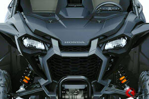 ホンダ「“4人乗り”スポーツモデル」がスゴい！ 高性能タイプ「R」も設定！ めちゃパワフルな「2気筒エンジン」搭載した“悪路最強”モデル「タロン」米国仕様とは！